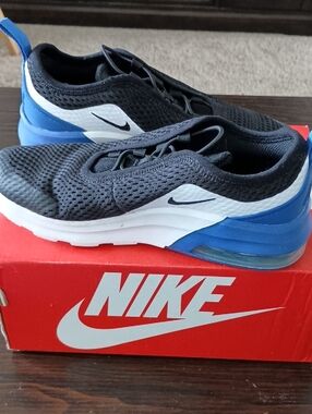 Nike Air Max Motion 2 Slip-On Sneakers